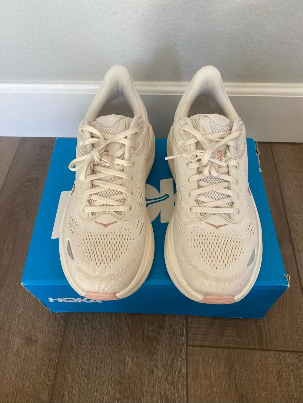 Hoka Bondi 9 Women’s 10.5 Oat Milk/Rose Gold